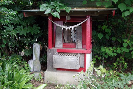 児玉（御嶽神社）ご神体は石棒。祠には無数の男根。 – 古今東西舎