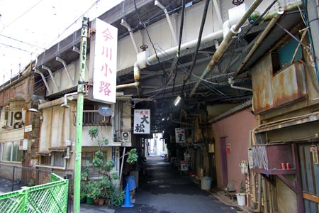 神田（今川小路）複雑な鉄骨構造が露出した高架下飲み屋街。 u2013 古今東西舎