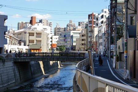 高田馬場 神田川沿いの看板 小便 嘔吐等厳禁 古今東西舎