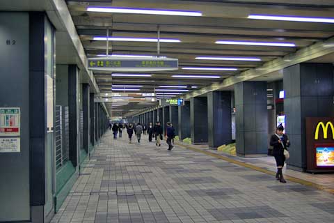 西新宿 地下道の公衆トイレ いかがわしい行為禁止です 古今東西舎